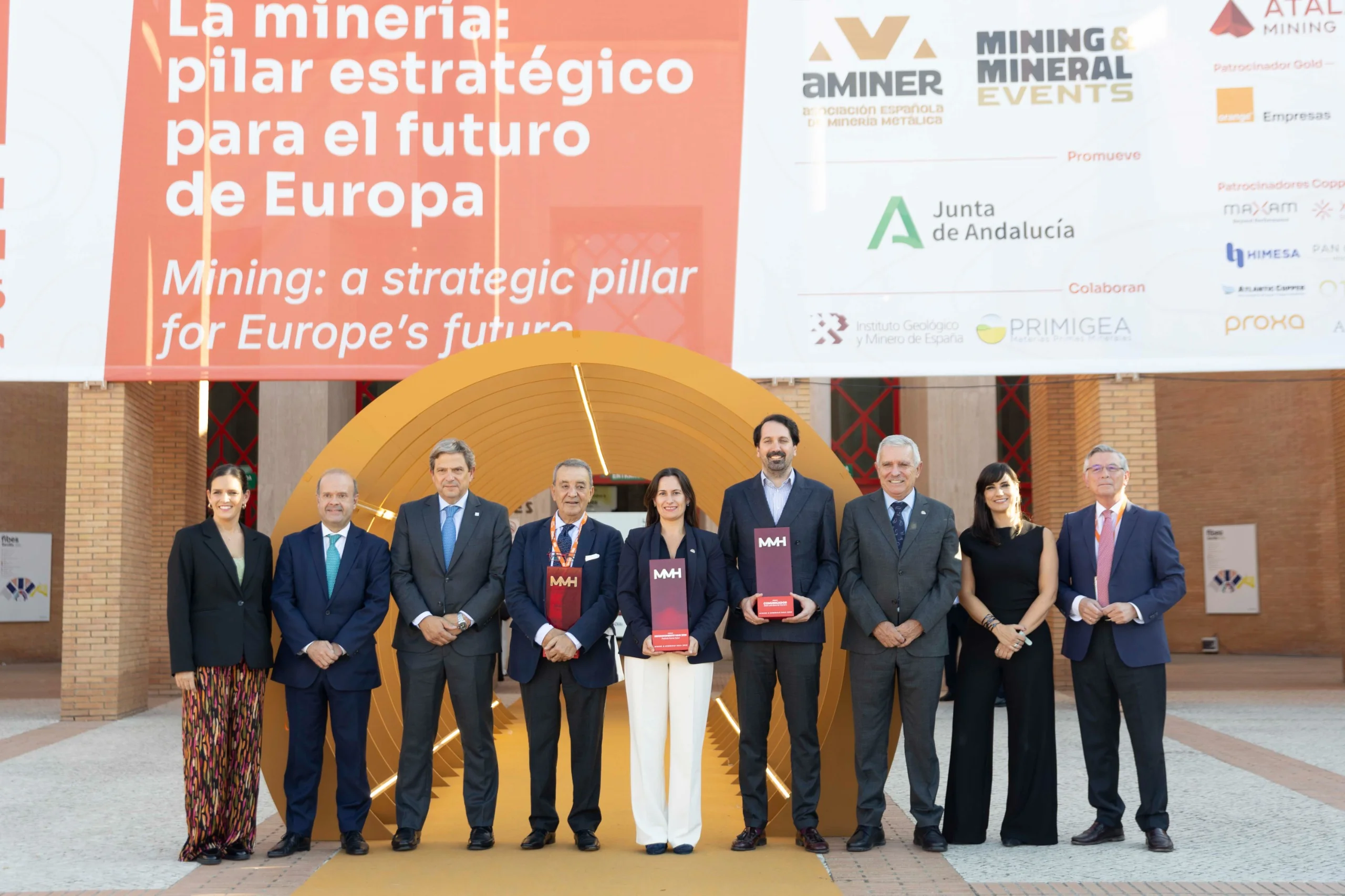 Foto de familia de la clausura del MMH 2026 con los premiados